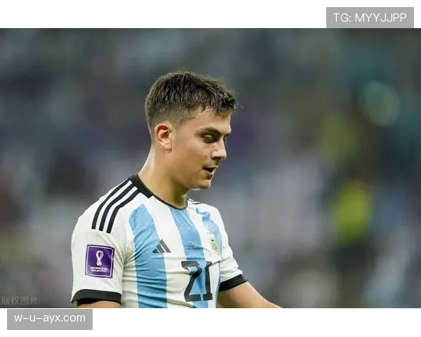 迪巴拉展现细腻盘带技艺,球场如舞步般优雅从容 迪巴拉展现细腻盘带技艺,球场如舞步般优雅从容