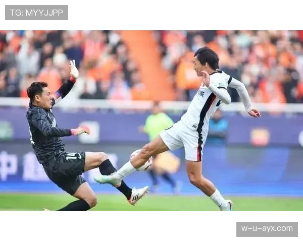 亚运会足球赛争议判罚引热议，裁判尺度成焦点